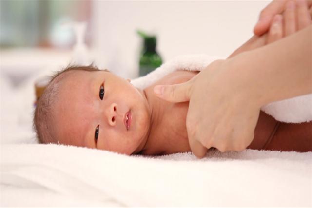                     新手妈妈喂奶后，宝宝大声啼哭脸色苍白，医生：都怪妈妈吃了这些