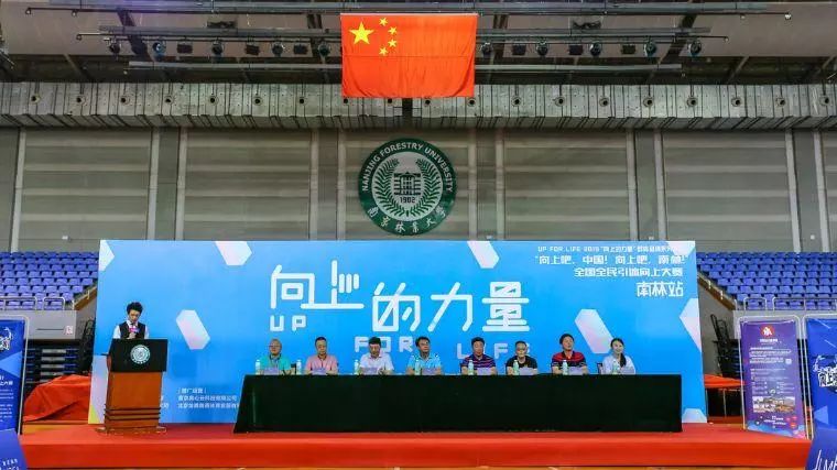 引体向上,50%男生一个也做不了,但南林大一猛