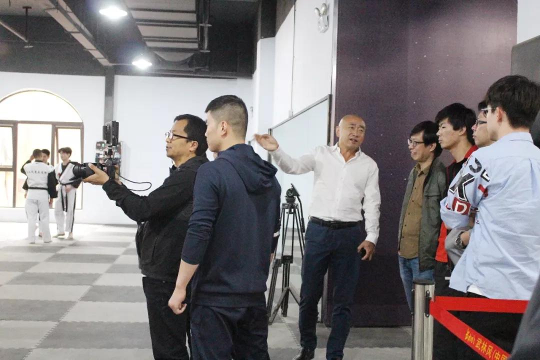 (吴立新先生为大家介绍竞武道)