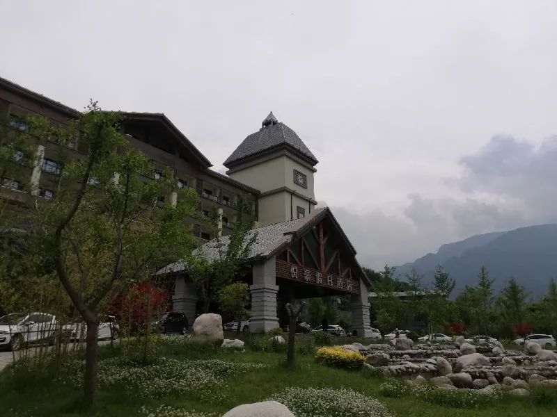 酒店毗邻于青峰峡景区,是国家五星级标准建造的休闲度假型酒店.