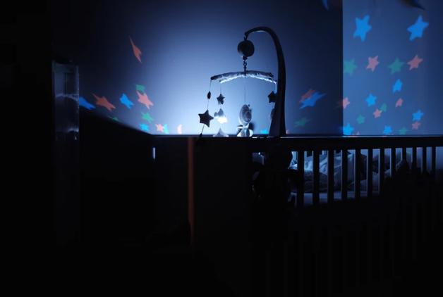                     原创            宝宝睡觉踢被子是什么原因？盘点8个常见原因，教你各如何应对