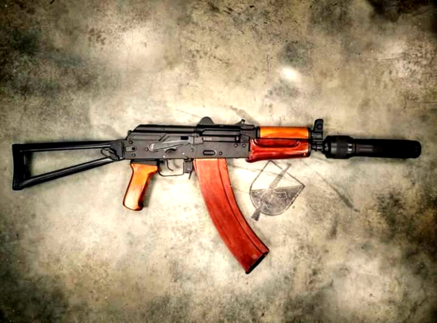 1/ 7 aks-74u:ak-74u是在1979年被苏军采用的突击步枪,ak-74u是在aks