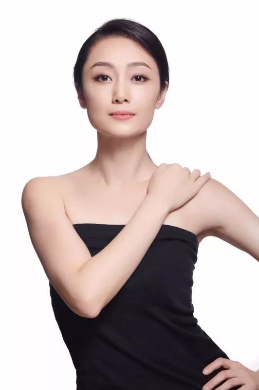 北京舞蹈学院青年舞团演员,国家二级演员.