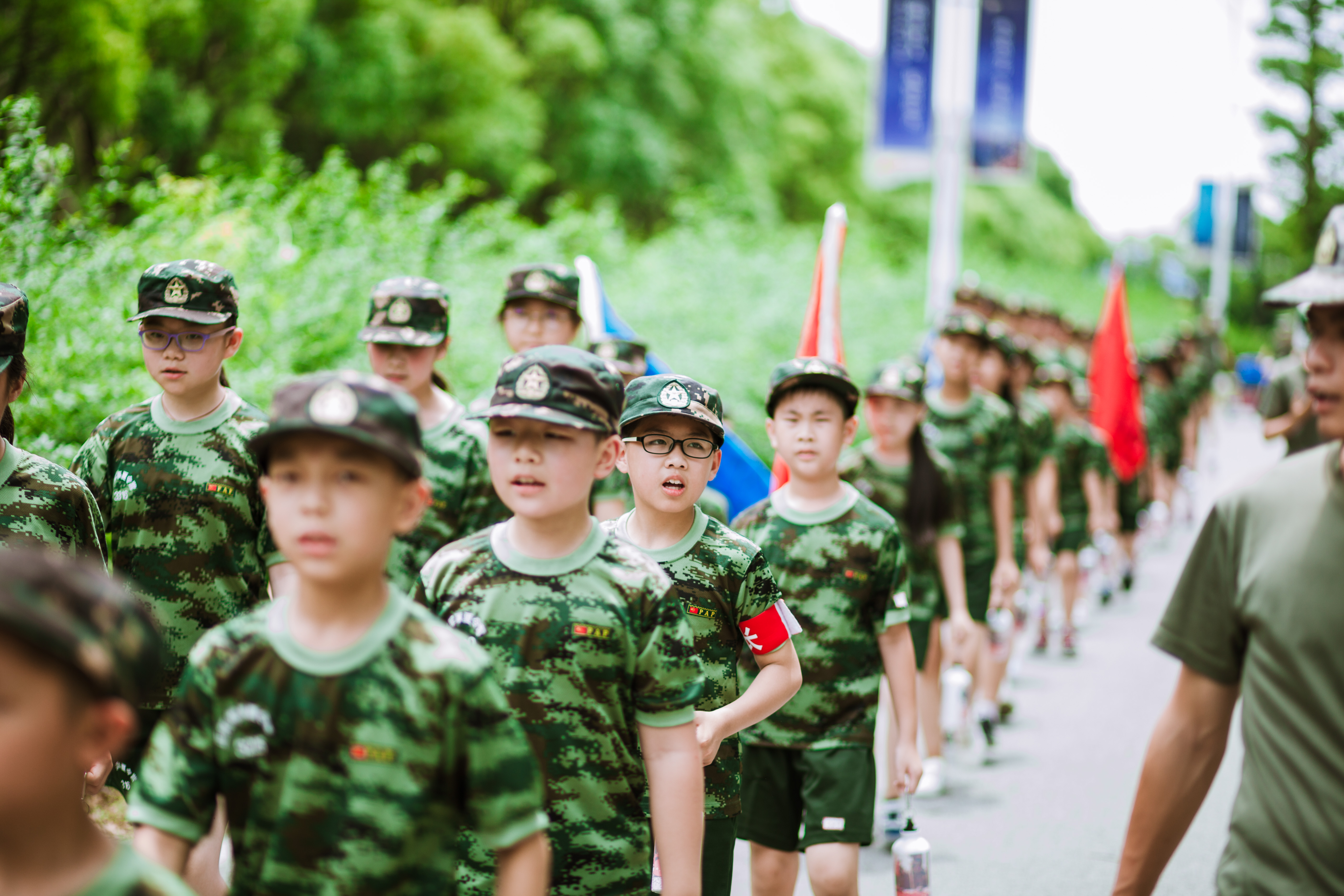 军事夏令营让学生通过身临其境的体验特种兵的训练,让学生产生强烈的