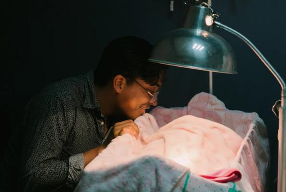                     原创            宝宝睡觉踢被子是什么原因？盘点8个常见原因，教你各如何应对