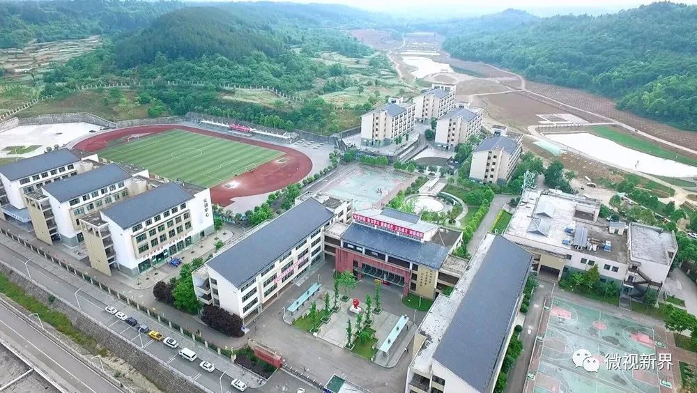 学校坐落于北川新县城永昌镇东南角,占地136亩,建筑面积46490平米,现