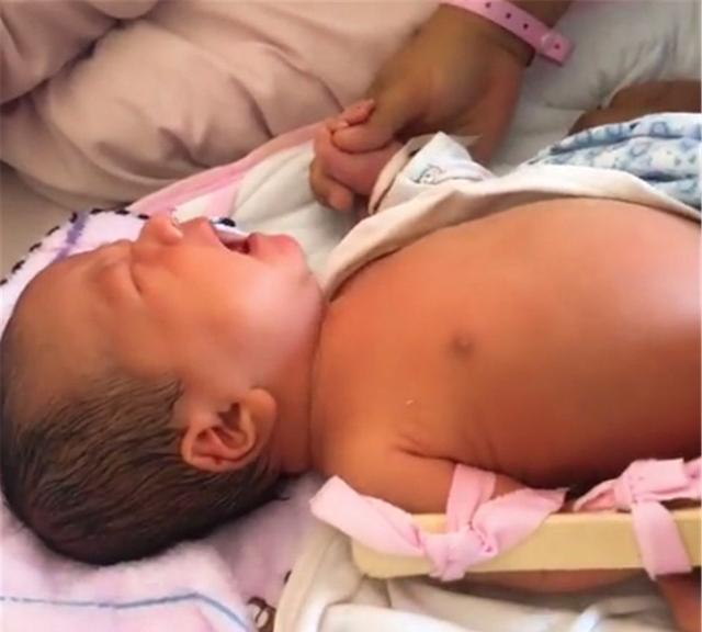                     原创            半岁以内婴幼儿的微笑，你懂他的几个意思？