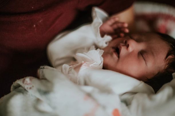                     原创            宝宝睡觉踢被子是什么原因？盘点8个常见原因，教你各如何应对