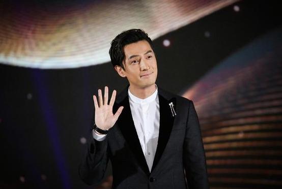 微博电影之夜胡歌透露被父亲催婚,易烊千玺最