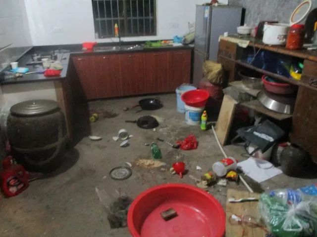 衢州某村干部家中被砸!俩男子人手一把"凶器"
