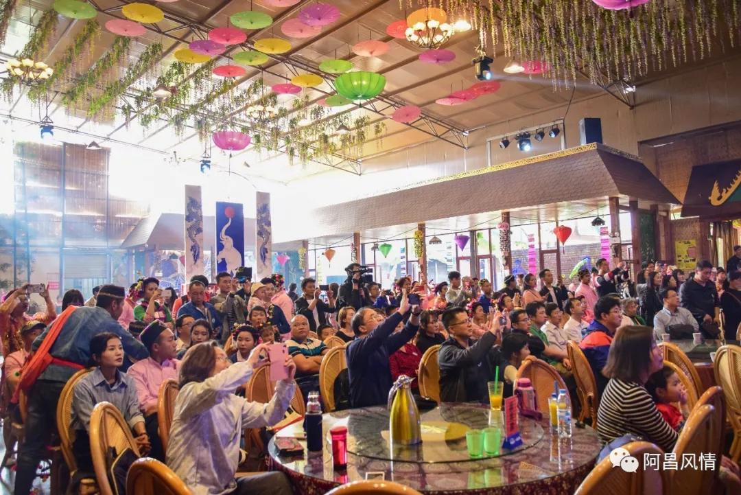 节日现场，群贤汇聚、高朋满座。节日现场，群贤汇聚、高朋满座。本届欢