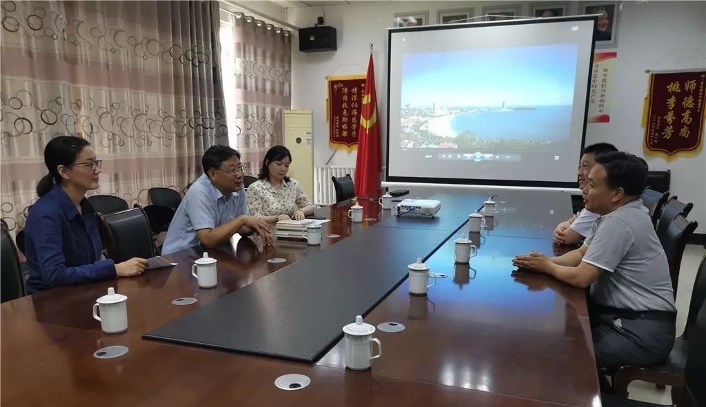 市政协主席赵兴绩在平度市团市委书记王丽的陪同下到青岛国开中学参观