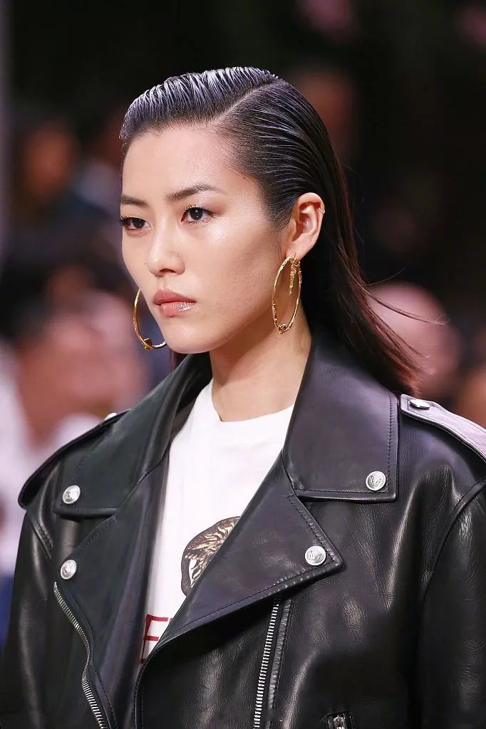 一周超模 | 刘雯惊喜现身VERSACE大秀 何穗出