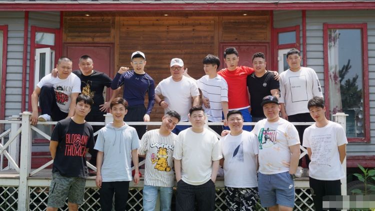 张鹤伦领衔德云社男团集体团建亮相相声演员栾云平这句话暖人心