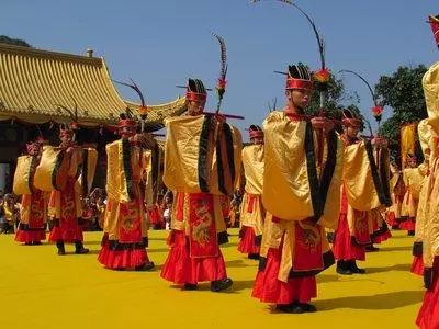 鬼神,并模仿其形态,动作,有时候甚至会表演一些富有神秘色彩的舞蹈