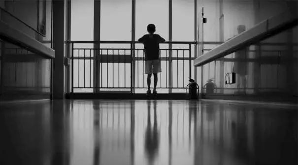 洪雅这个11岁男孩将父母告上法庭:生而不养，何以为家?