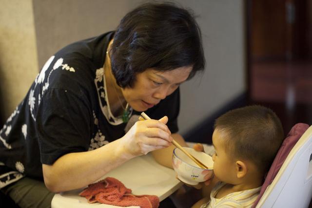                     嫌孙子吃饭慢，奶奶用“土方法”喂饭，结果2岁孩子惨遭不幸