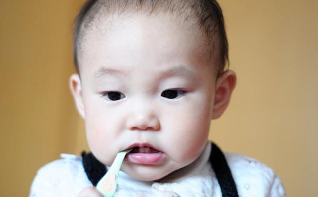                     原创            教孩子挤好牙膏蘸点水再刷牙？多数宝妈都把孩子带进了坑里