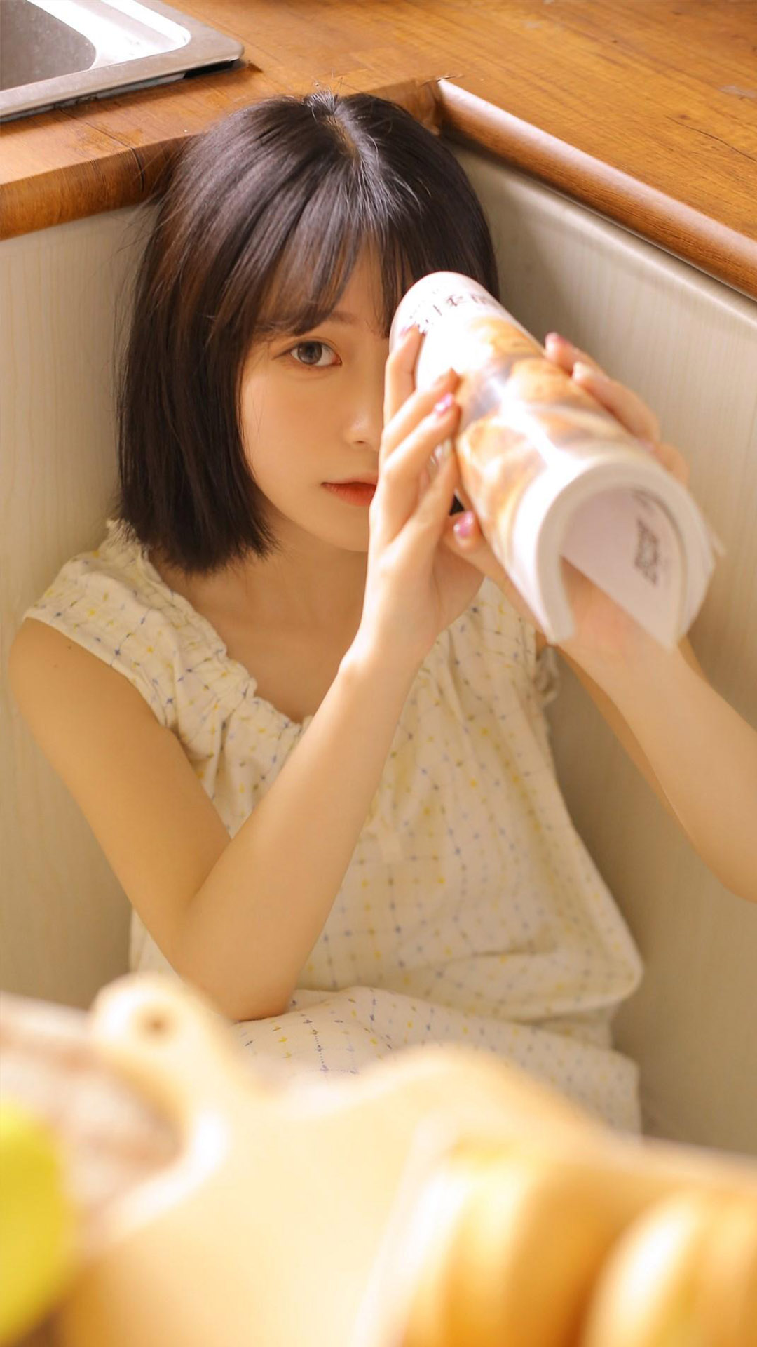萌系居家大眼美女清纯迷人写真手机壁纸