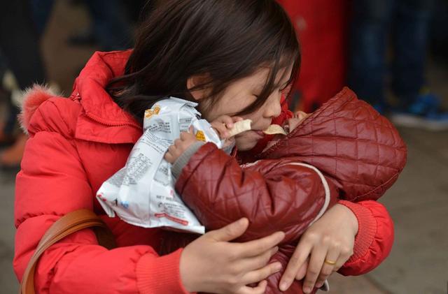                     嫌孙子吃饭慢，奶奶用“土方法”喂饭，结果2岁孩子惨遭不幸