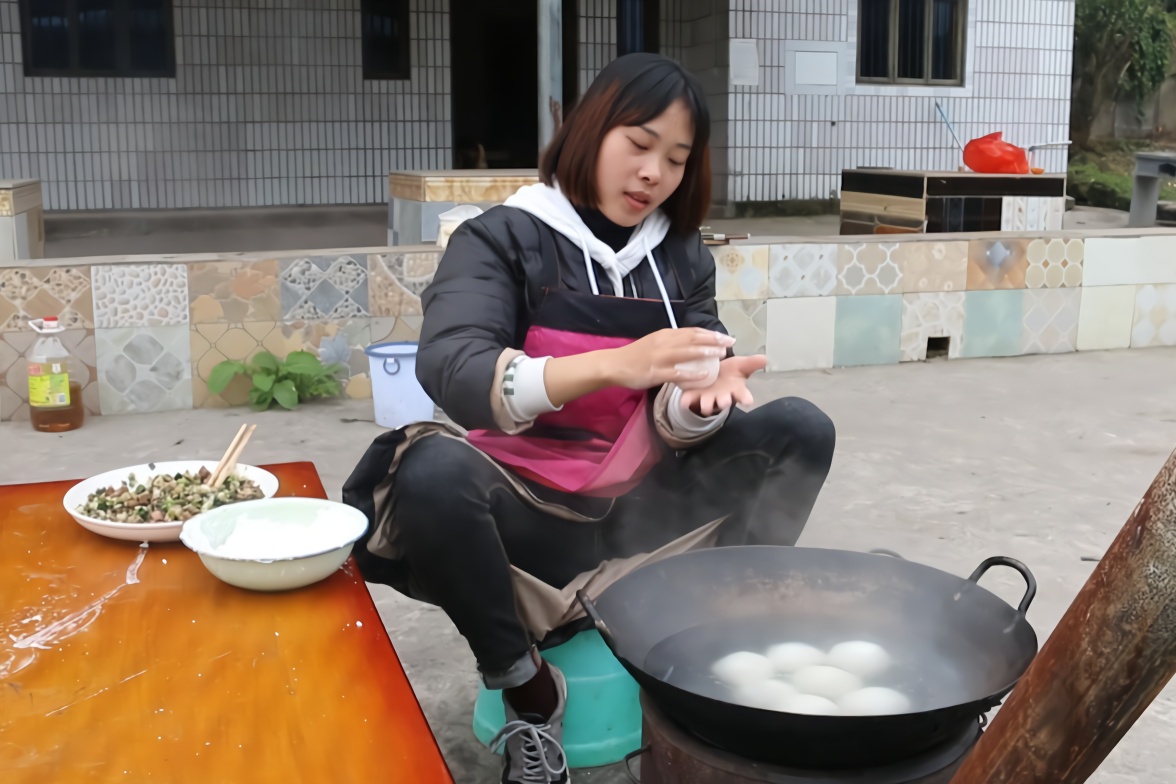 秋妹今天在乡下做汤圆拳头大小的汤圆一次吃8个看都看饿了