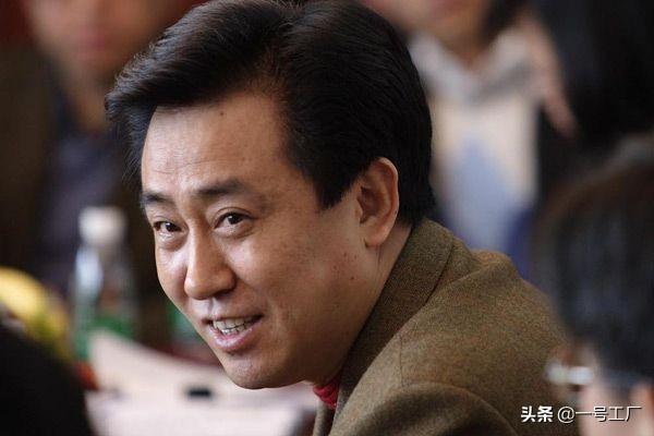 两位商界大佬的中国首富之争，一个砸下1200亿，另一个豪掷1600亿