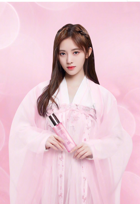 本以为鞠婧祎古装够美了,直到看到她的汉服后,网友:女生都想娶