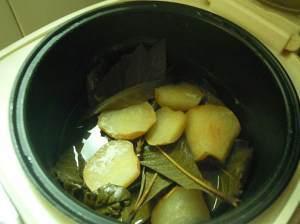                     两片叶子、一个梨！咳嗽了，喝1次就好，还润肺祛痰！