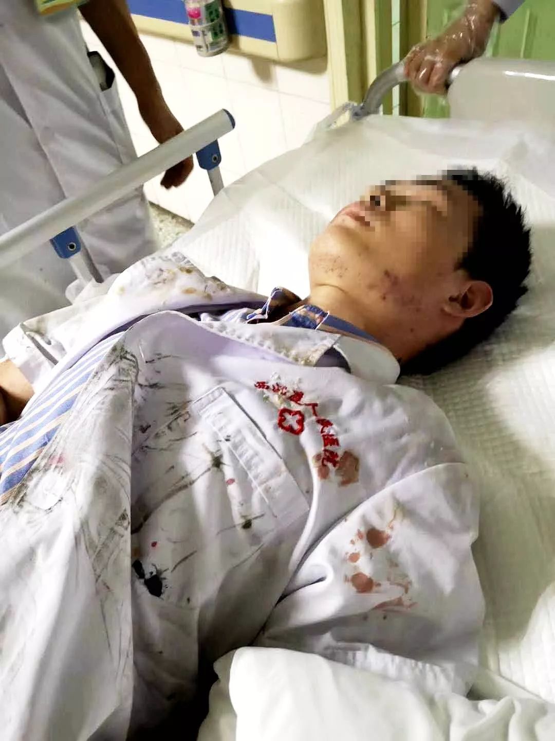 心痛救人却被车撞常德2名医务人员深夜抢救车祸患者遭遇二次车祸