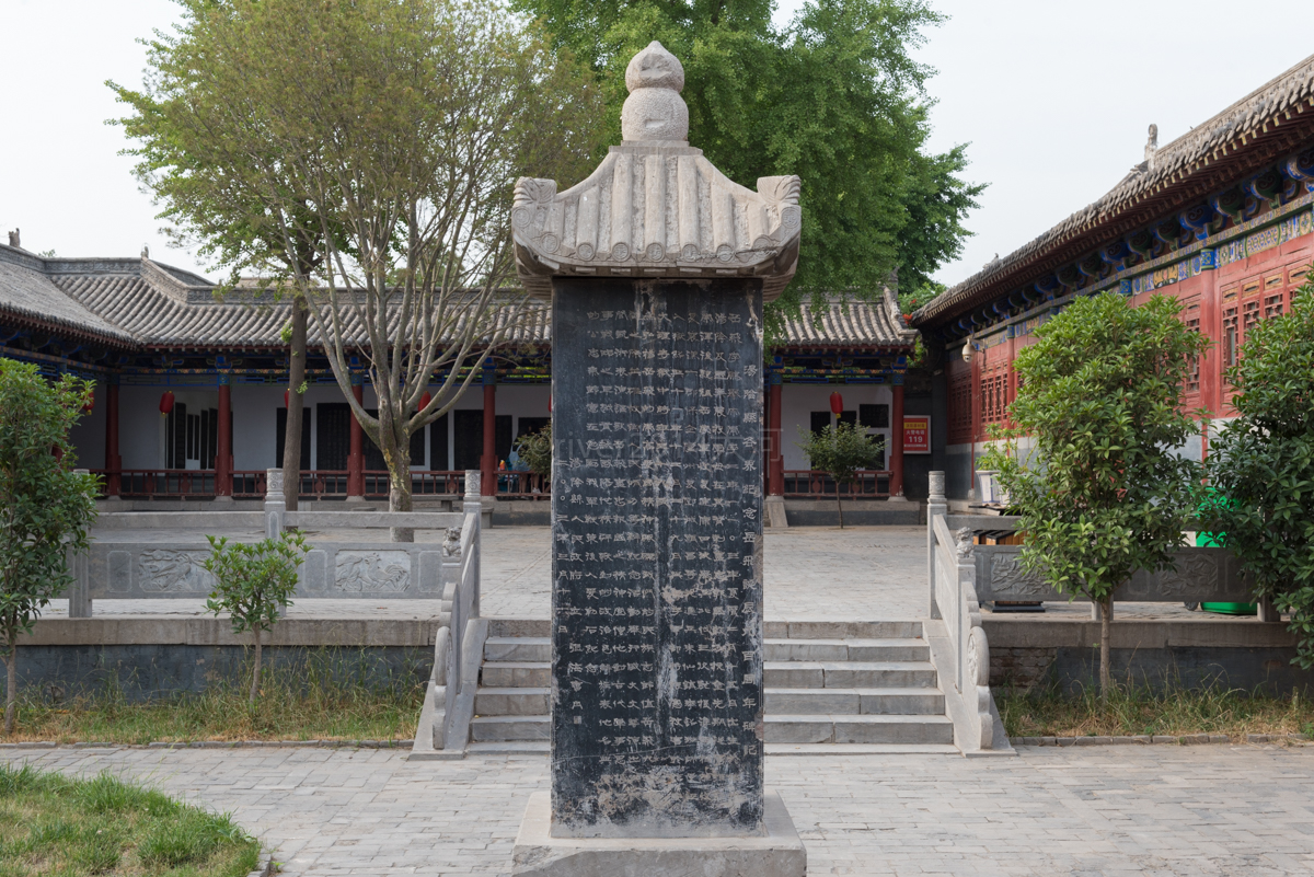 河南岳飞老家建有一座岳飞庙，秦桧长跪于此遭唾骂