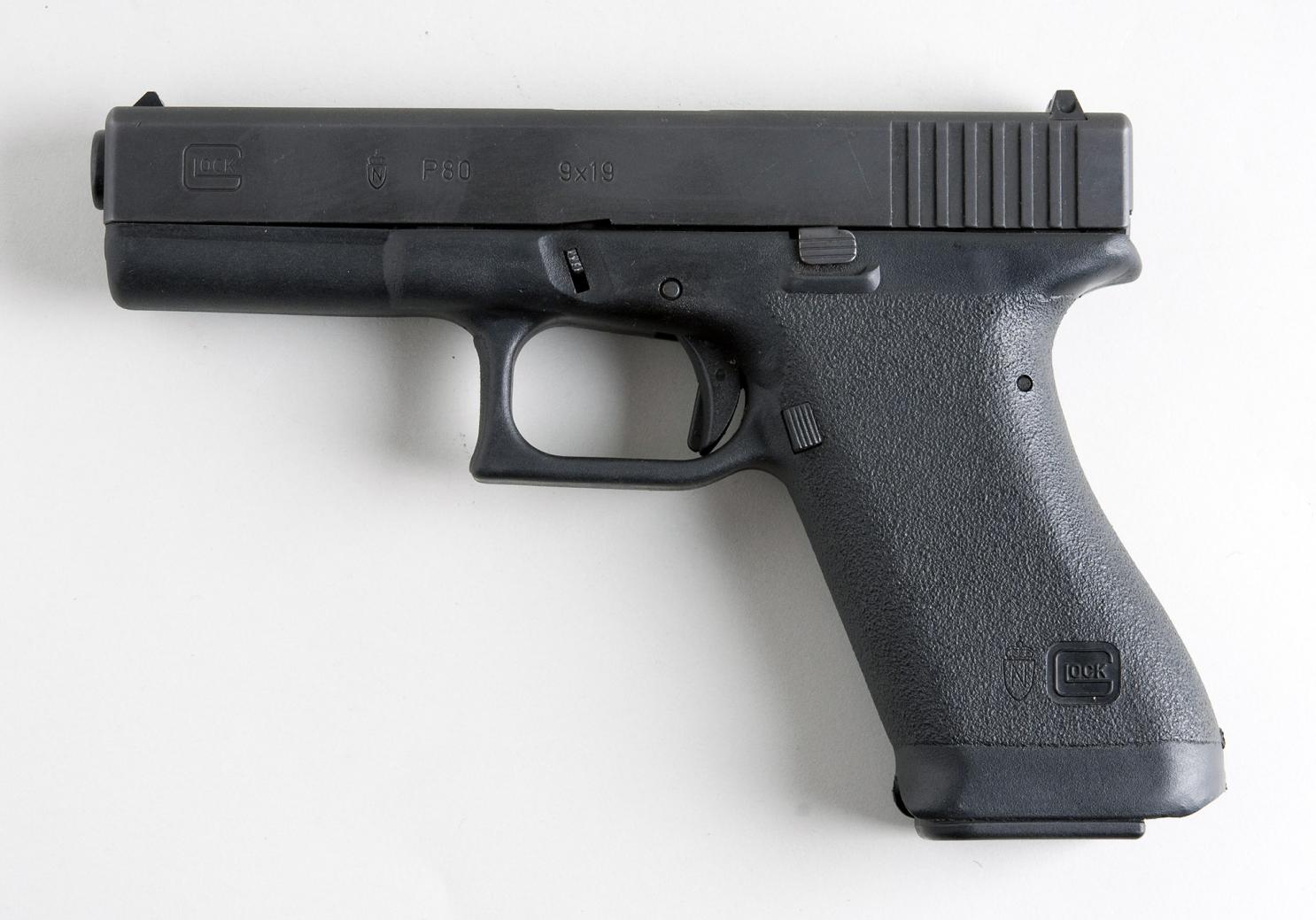 1/ 12 glock 18是一款格洛克公司推出的手枪,该枪可以加装10发到17发