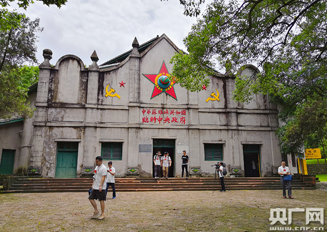 【记者再走长征路】手记：两万五千里长征路上的过去与未来