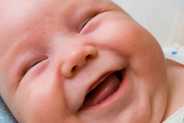                     原创            半岁以内婴幼儿的微笑，你懂他的几个意思？