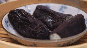 炒茄子之前耍个小聪明,一点不费油,绵软入味超好吃!