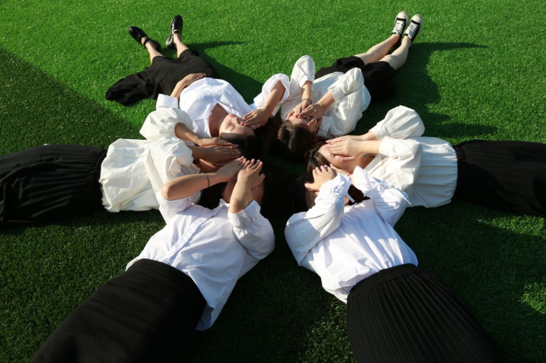 初入学校的我们青涩懵懂, 总觉得来日方长, 尽情地挥霍着每一刻时光