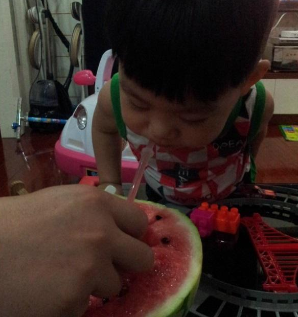                     原创            孩子吃个西瓜，住了3天医院。夏天这几种食物，家长少给孩子吃