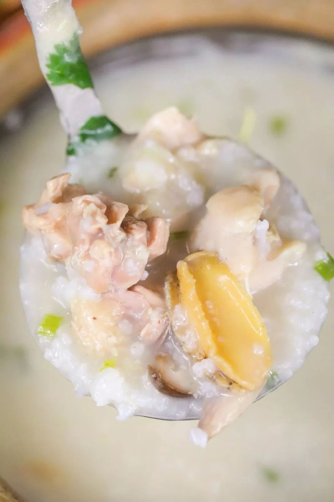 清甜软韧的鲍鱼搭配鲜美紧实的鸡肉,老客们还偏爱鲍鱼鸡肉粥,除了常点