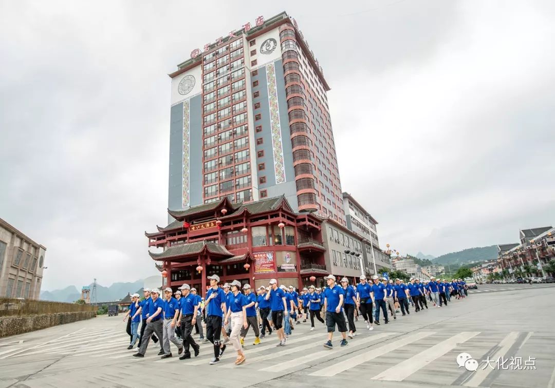 主题的蓝色t恤的队伍从县文化体育中心起步,经江滨北路至古江大酒店