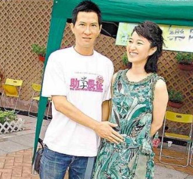 张家辉和关咏荷16年前的婚纱照如今被人弃置街头无人处理