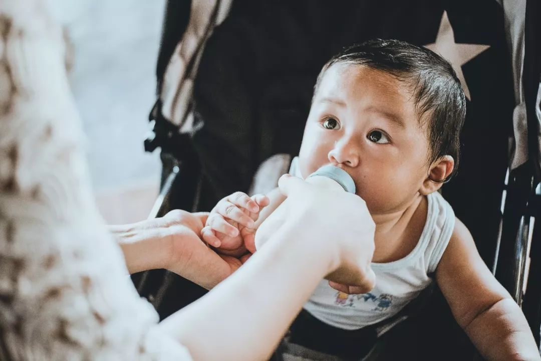                     宝宝睡觉摇头撞头、磨牙、张嘴呼吸、打呼、汗多...是病吗？