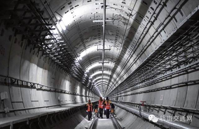 地铁隧道仍存在不少问题,如:重土建施工,车辆及设备采购,轻设备安装