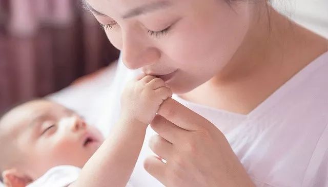                     宝宝睡觉摇头撞头、磨牙、张嘴呼吸、打呼、汗多...是病吗？