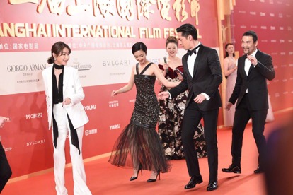 追星赢家、自拍狂魔,靠十六步舞跳上热搜的胡