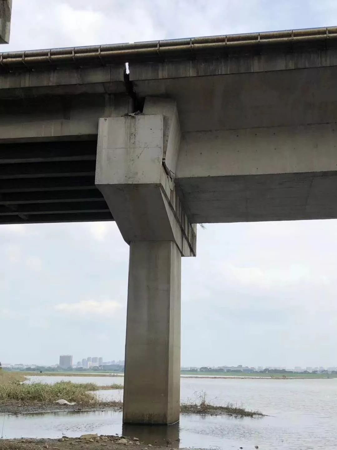 最新通告:寒溪河大桥桥墩开裂不影响安全!