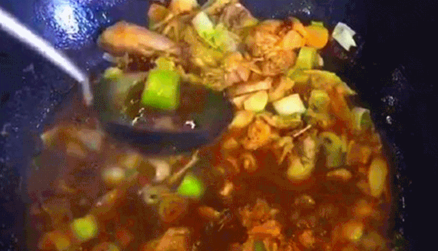 地锅鸡 黄金锅贴饼 五花肉