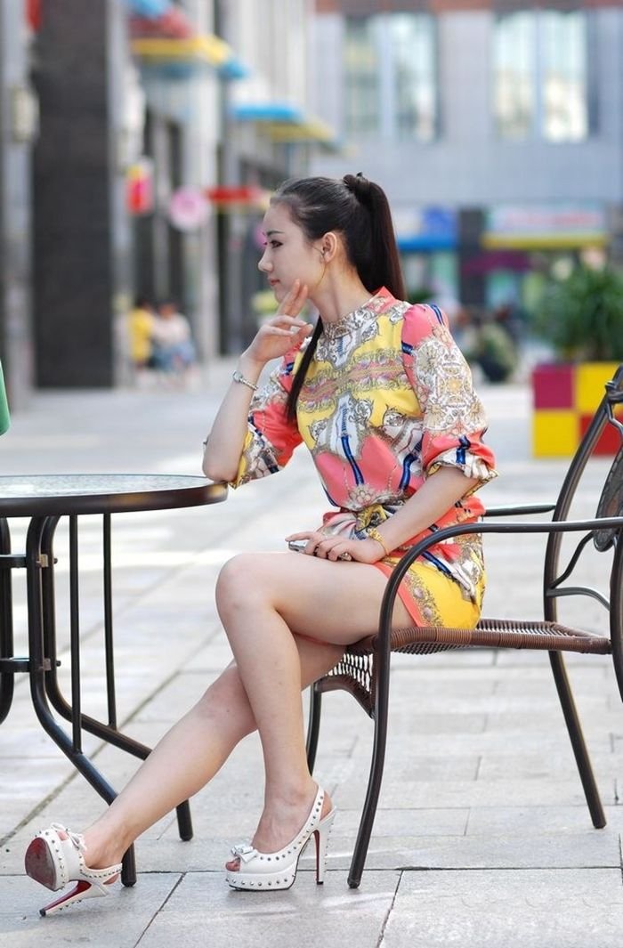 街拍:花裙子的美女,穿的独特有风韵,瞬间点亮时尚风采