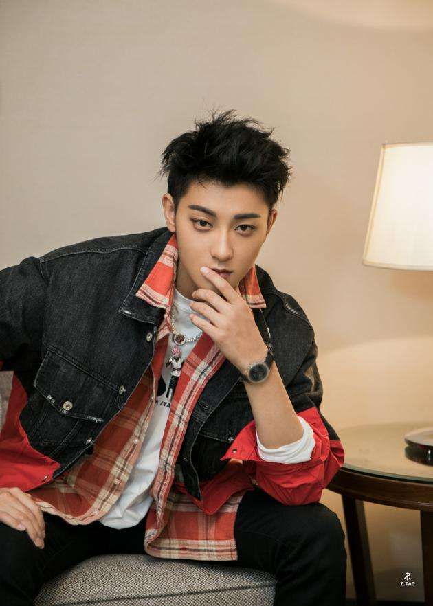 黄子韬妈妈现身儿子演唱会,清纯少女感十足撞