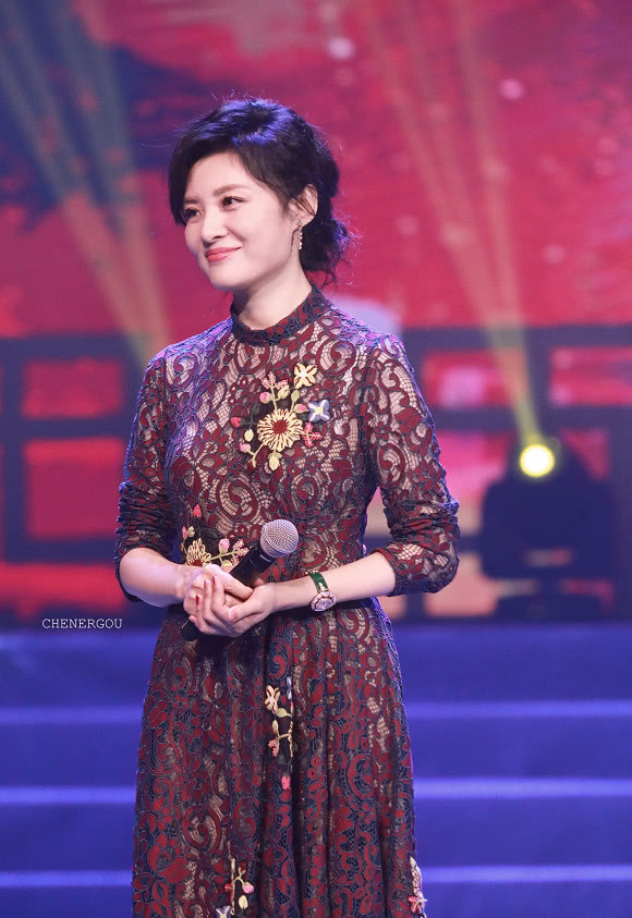周涛山东春晚造型惊艳，美丽如画