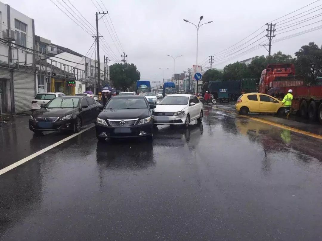 雨天湿滑,104国道鳌江段四车追尾