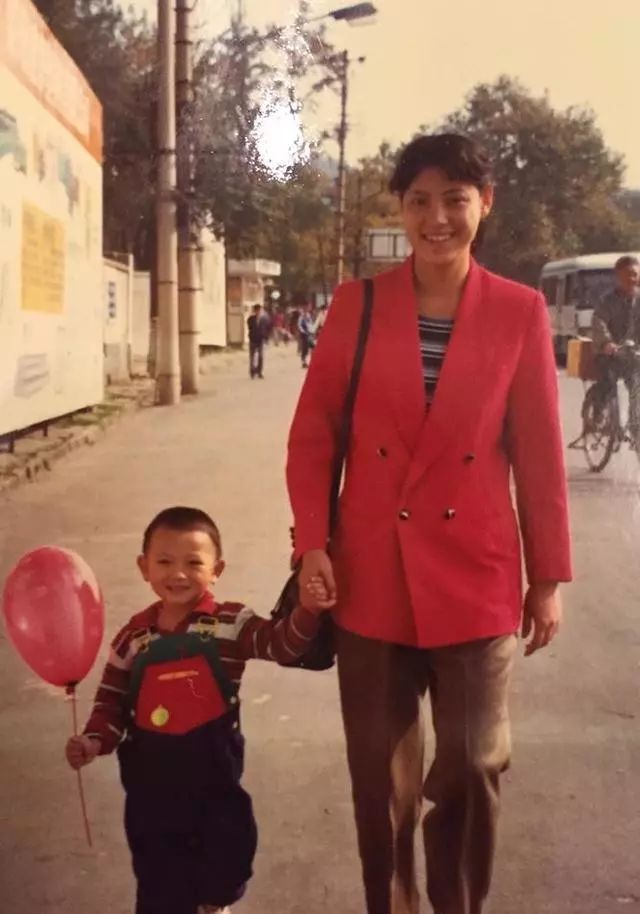 黄子韬妈妈现身儿子演唱会,清纯少女感十足撞